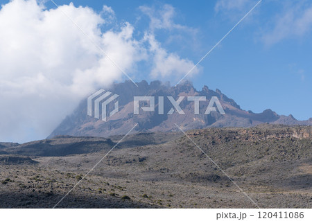 タンザニアのキリマンジャロ登山でみたマウエンジ峰 120411086