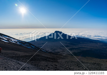 タンザニアのキリマンジャロ登山でみたマウエンジ峰 タンザニアのキリマンジャロ登山でみたマウエンジ峰 120411103