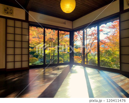 福島の新名所・文知摺観音「水月庵」の紅葉 120411476