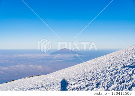 タンザニアのキリマンジャロ登山のキボ峰の山頂 120411509