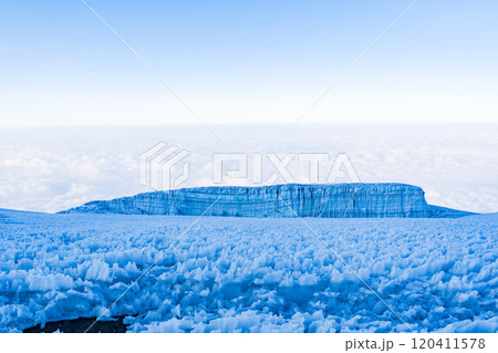タンザニアのキリマンジャロ登山のレブマン氷河 120411578