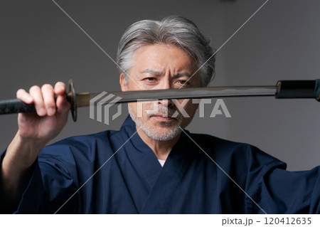 刀を持ったシニア男性 120412635