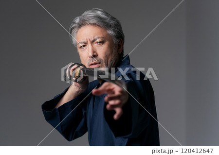 刀を持ったシニア男性 刀を持ったシニア男性 120412647