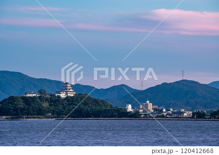 佐賀県唐津市　海から見る秋の唐津城 120412668