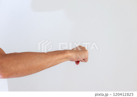 手の拳を前に突き出す 120412825
