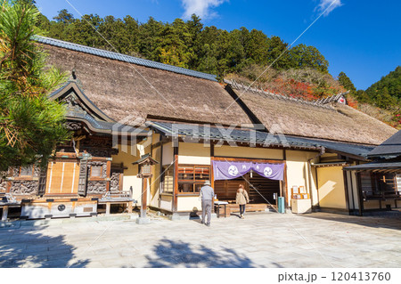 秋の古峰神社社殿 120413760