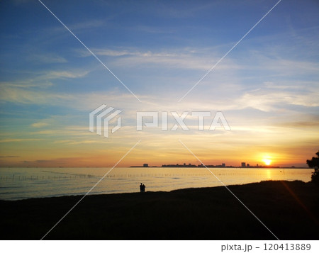 船橋三番瀬から見る東京湾越しの日没 120413889