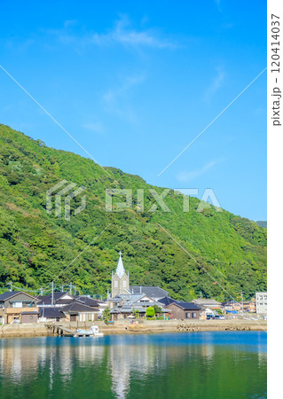 初秋のカトリック﨑津教会と街並み　熊本県天草市 120414037