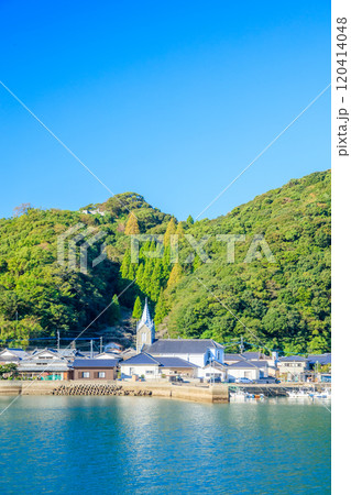 初秋のカトリック﨑津教会と街並み　熊本県天草市 120414048