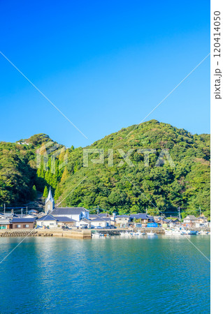 初秋のカトリック﨑津教会と街並み　熊本県天草市 120414050