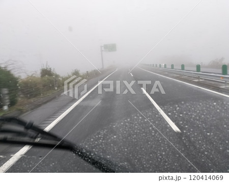 視界不良　高速道路　霧　雨 120414069