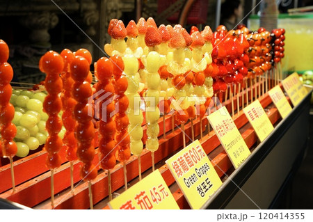 台湾夜市・糖葫蘆(タンフールー)屋台 120414355