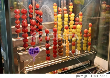 台湾夜市・糖葫蘆(タンフールー)屋台 120415847