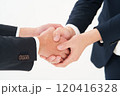 握手するビジネスマン 120416328
