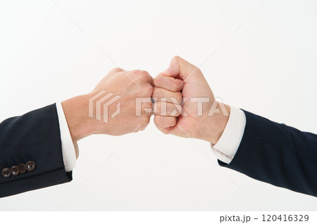 握手するビジネスマン 120416329