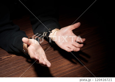 手錠を掛けられた男性 120416721