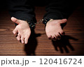 手錠を掛けられた男性 120416724