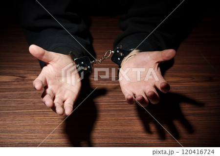 手錠を掛けられた男性 120416724