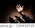 手錠を掛けられた男性 120416726