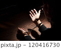 手錠を掛けられた男性 120416730