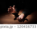手錠を掛けられた男性 120416733