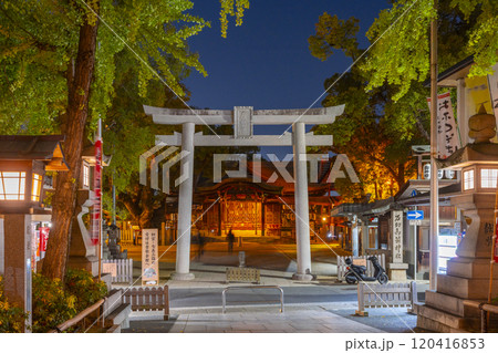 夜の石切劔箭神社(石切神社) 三之鳥居から見える本殿 夜の石切劔箭神社(石切神社) 三之鳥居から見える本殿 120416853
