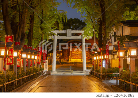 夜の石切劔箭神社(石切神社) 三之鳥居から見える本殿 夜の石切劔箭神社(石切神社) 三之鳥居から見える本殿 120416865