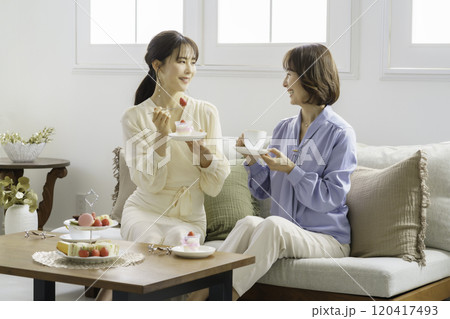 ホテルのティールームでお茶する30代の娘と受け取る母親 120417493