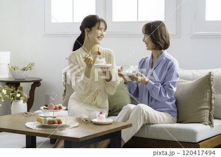 ホテルのティールームでお茶する30代の娘と受け取る母親 120417494