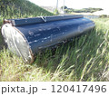 草むらに放置された古いタンク 120417496