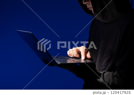 特殊詐欺　闇バイト　パソコン　手元 120417928