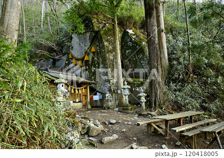 道志山塊の石割山 石割神社の朝 道志山塊の石割山 石割神社の朝 120418005