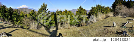 道志山塊の奥ノ岳　御正体山南尾根の送電鉄塔からのパノラマ　富士山と杓子山 120418024