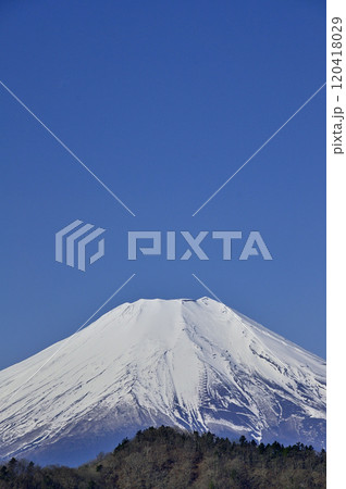 道志山塊の奥ノ岳にある送電鉄塔の展望台から富士山と青空のコピースペース 120418029