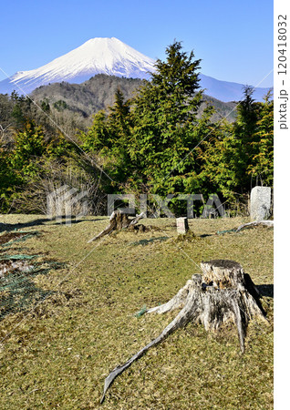 道志山塊の奥ノ岳にある送電鉄塔の展望台から雪景色の富士山 120418032