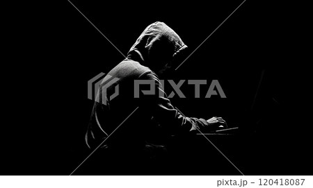 暗い部屋でノートパソコンを操作するハッカー 暗い部屋でノートパソコンを操作するハッカー 120418087