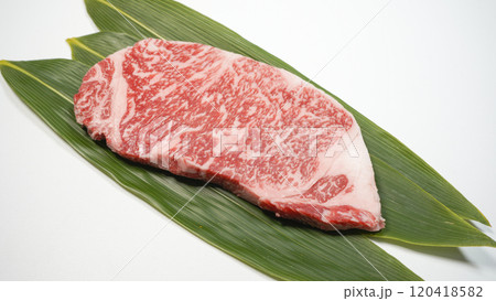 霜が入っている和牛のステーキ肉 120418582