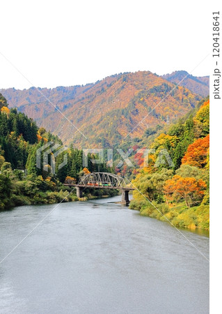 只見線 第四只見川橋梁と紅葉/福島県大沼郡金山町 只見線 第四只見川橋梁と紅葉/福島県大沼郡金山町 120418641