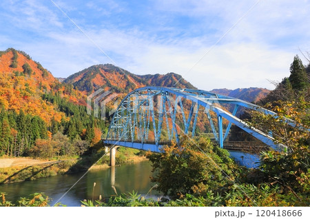 奥会津　水沼橋と紅葉／福島県大沼郡金山町 120418666