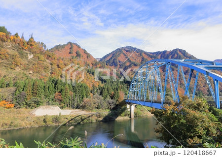 奥会津　水沼橋と紅葉／福島県大沼郡金山町 120418667