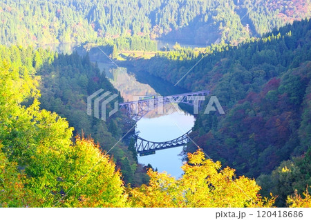 第一只見川橋梁ビューポイントからの只見線と紅葉 第一只見川橋梁ビューポイントからの只見線と紅葉 120418686