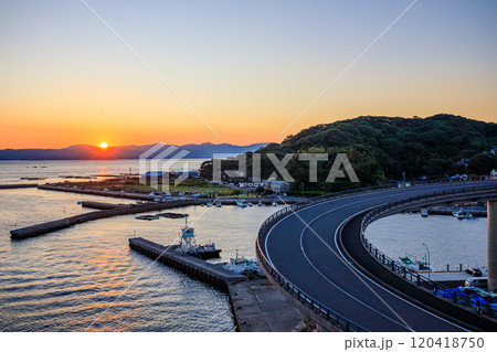初秋の牛深ハイヤ大橋から見た朝日　熊本県天草市 120418750