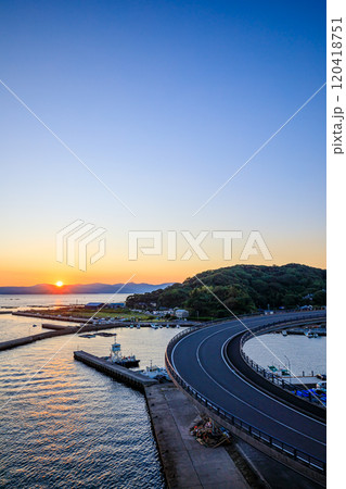 初秋の牛深ハイヤ大橋から見た朝日　熊本県天草市 120418751