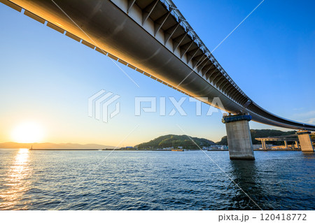 初秋の牛深ハイヤ大橋と朝日　熊本県天草市 120418772