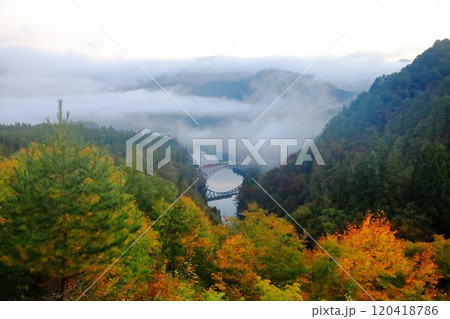 第一只見川橋梁ビューポイントからの只見線と紅葉 120418786