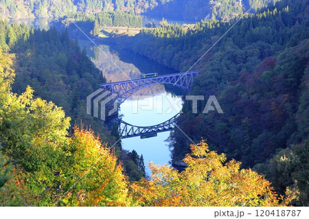 第一只見川橋梁ビューポイントからの只見線と紅葉 120418787