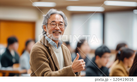 笑顔のシニア男性 笑顔のシニア男性 120419016
