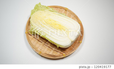 竹ザルにのっている新鮮な白菜 120419177
