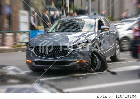 交通事故現場と自転車のヘルメット 120419184