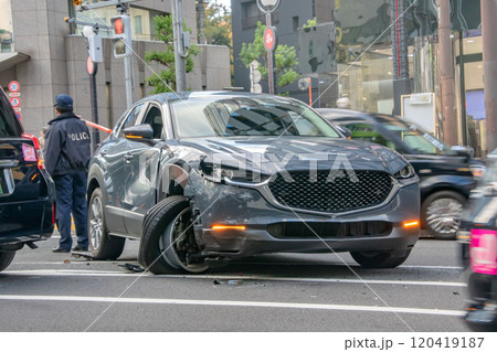 交通事故現場と自転車のヘルメット 120419187